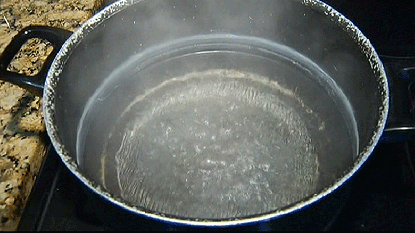 Emiten aviso de agua contaminada