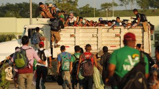 La caravana migrante espera que la fe en Dios ablande el corazó