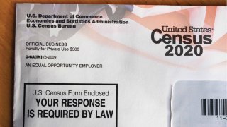Fotografía genérica de un sobre con el logo del Censo 2020.