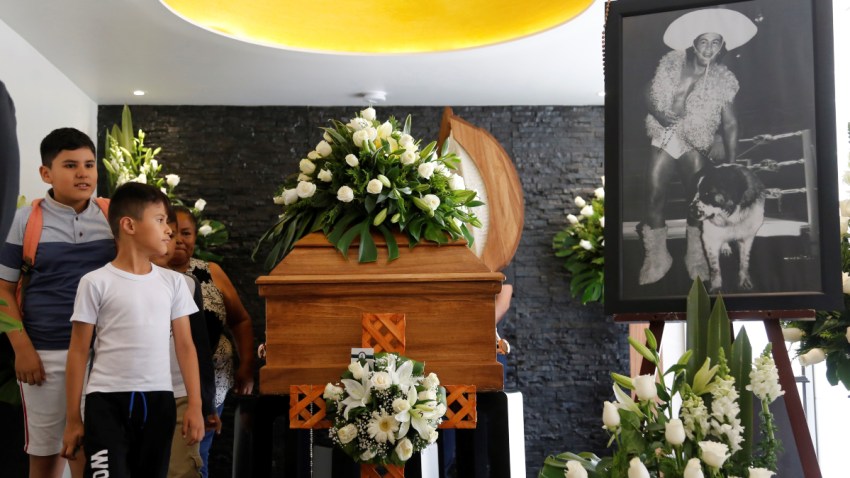 mexico-funeral-perro-aguayo