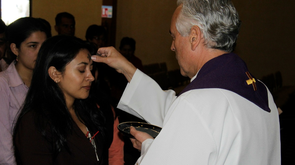 La ceniza puede ser impuesta por un sacerdote, pero también por otros fieles. Lo importante es la reflexión que se hace en ese momento.