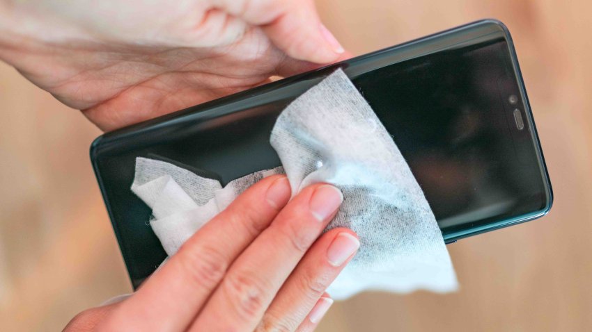 Los desinfectantes que podrían dañar la pantalla de tu teléfono