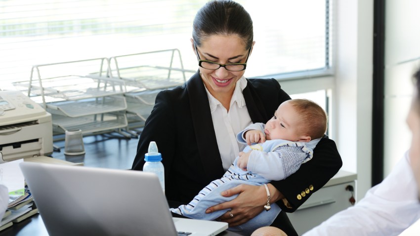 shutterstock_107606342_madre_trabajdora