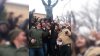 Sylvester Stallone soprende estudiantes en estatua de “Rocky”