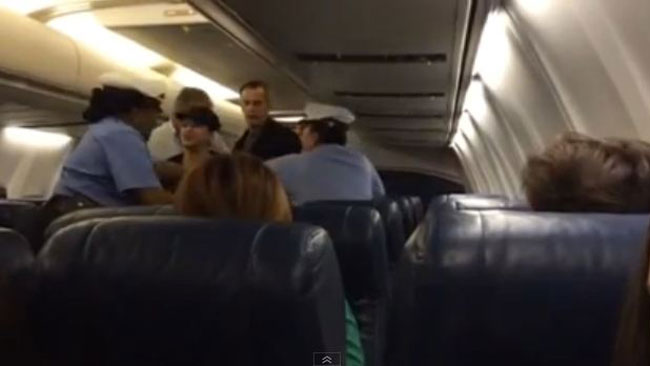 tlmd_mujer_avion