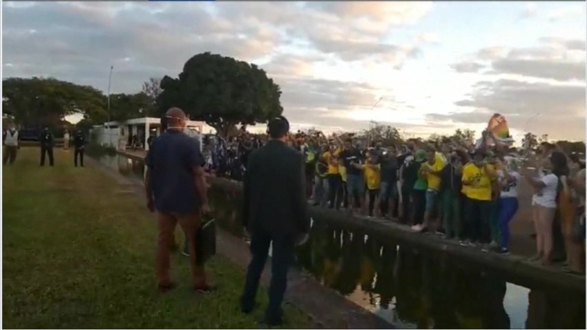 Pese a estar infectado de COVID-19, Bolsonaro recibe a seguidores en jardines de Palacio