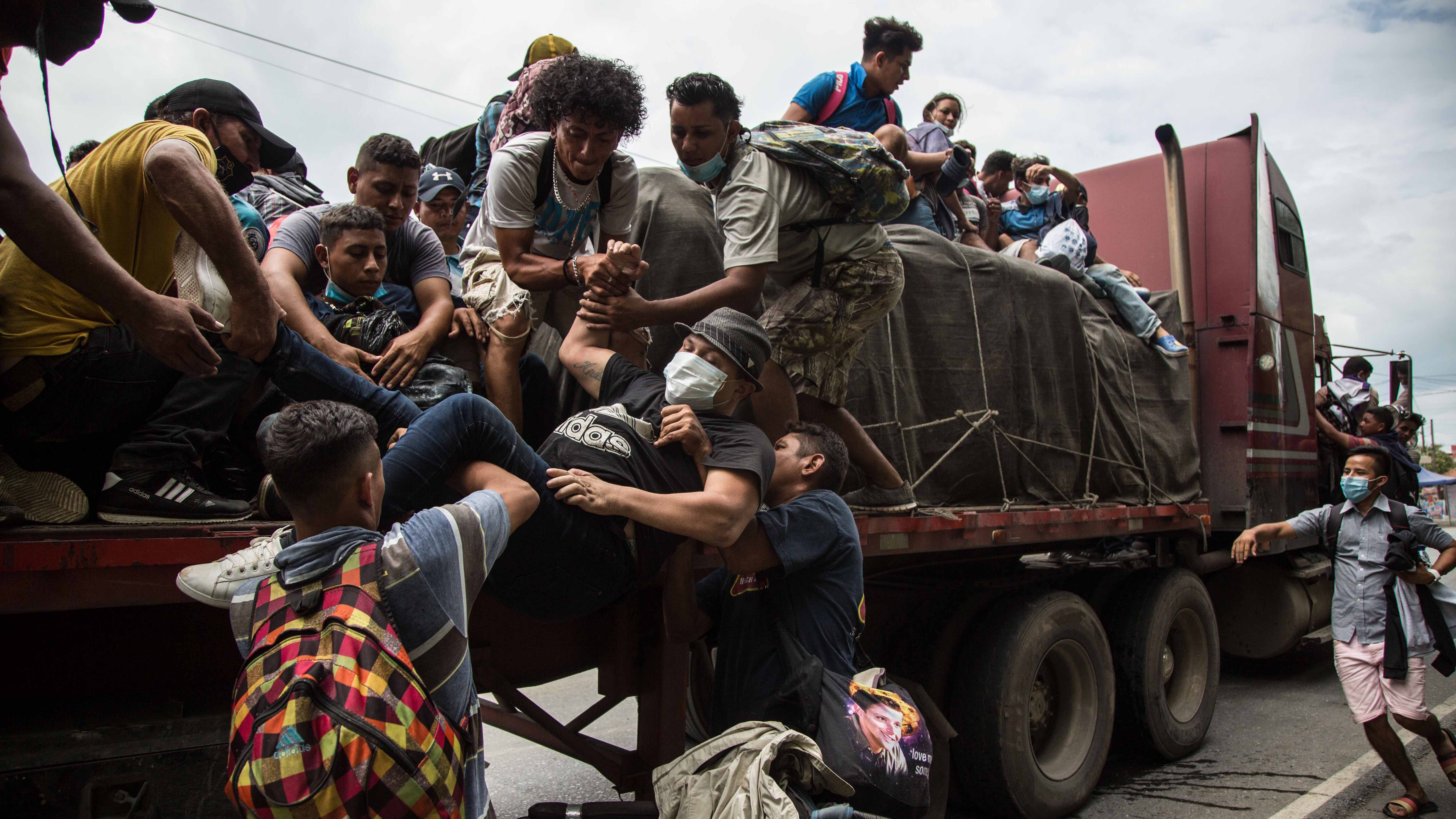 Polic as y militares frenan a caravana de migrantes en Guatemala