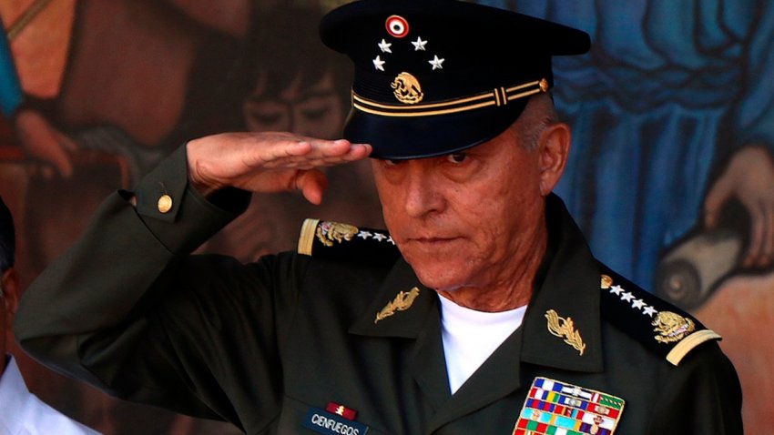 Exsecretario de Defensa Salvador Cienfuegos hace saludo militar