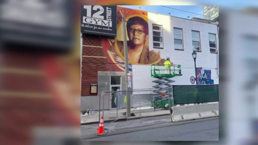 Pintan de blanco mural de activista LGBTQ