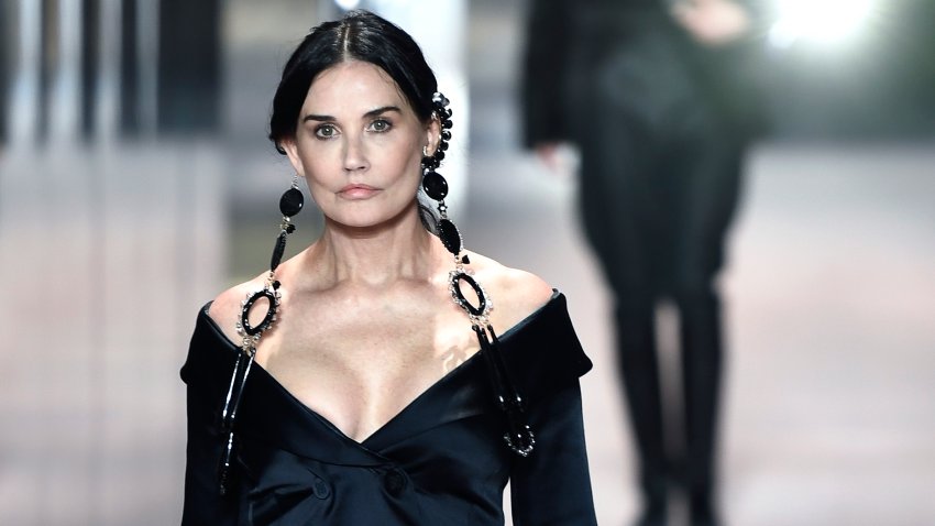 Demi Moore toma la pasarela en París y su apariencia provoca diversas reacciones