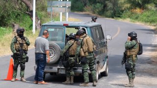 Militares revisan a un hombre y una camioneta en un operativo contra el Cártel Jalisco