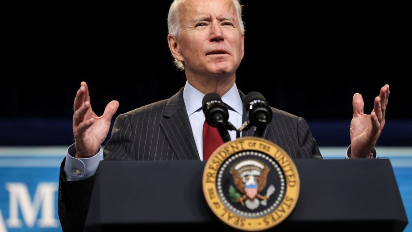 Juez federal bloquea orden de Biden que ponía pausa a deportaciones