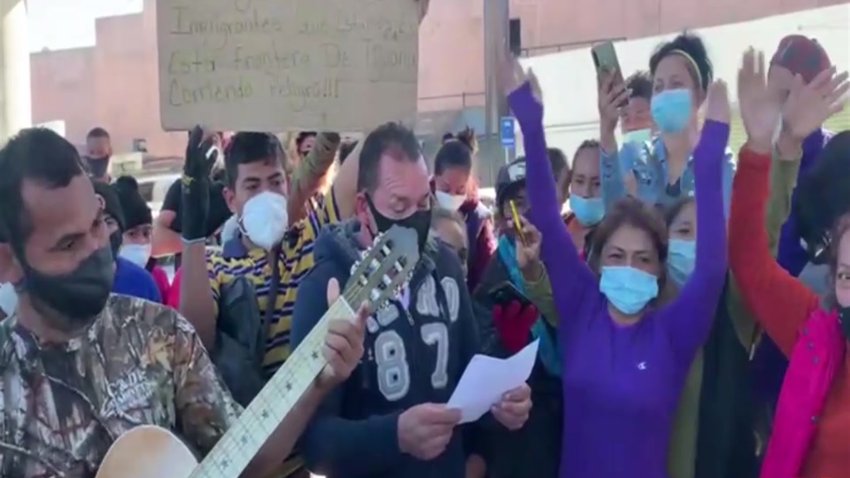 Solicitantes de asilo cantan en la frontera en Tijuana por que les abran el camino