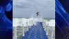 Viral: el muelle flotante donde “surfeas” las olas