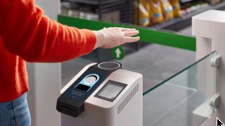 Amazon One, es una nueva tecnología biométrica que permite a los compradores ingresar y pagar artículos en las tiendas de Amazon. Fue lanzado en septiembre y ahora se prueba en algunas tiendas Whole Foods.