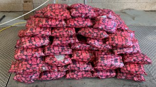 foto de bolsas que aparentan contener fresas