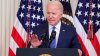 Biden aumenta el salario federal de los bomberos, a la espera de una 