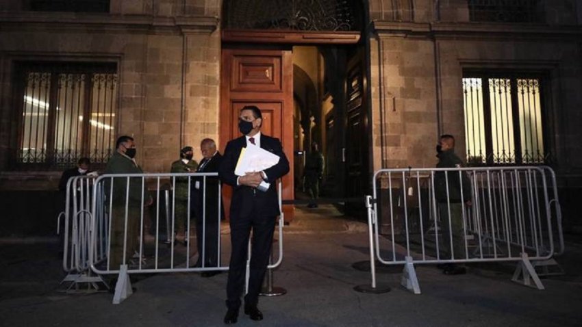 Gobernador de Michoacán de pie frente a una puerta de Palacio Nacional