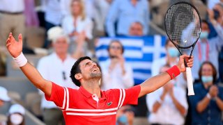 Novak Djokovic de Serbia celebra la victoria contra Stefanos Tsitsipas de Grecia durante su último partido en el torneo de tenis Abierto de Francia en Roland Garros en París, Francia, el 13 de junio de 2021.