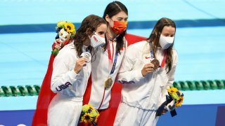 La medallista de plata Regan Smith de EE. UU., la medallista de oro Yufei Zhang de China y la medallista de bronce Hali Flickinger de EE. UU. durante la ceremonia de entrega de medallas de la final de 200 m Butterfly el día seis de la competencia de natación de los Juegos Olímpicos de Tokio 2020 en el Centro Acuático de Tokio el 28 de julio. 2021 en Tokio, Japón.