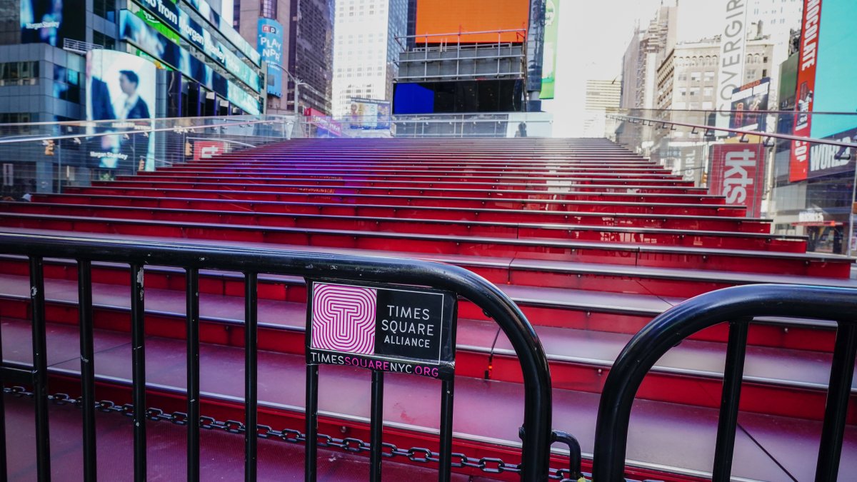 Times Square section evacuated after someone throws suspicious container into crowd – Nbc 62