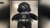 Hallan cuchillos dentro de peluche de “Darth Vader”