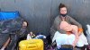Ucranianos duermen en sillas en la frontera con Tijuana, en espera de cruzar a EEUU