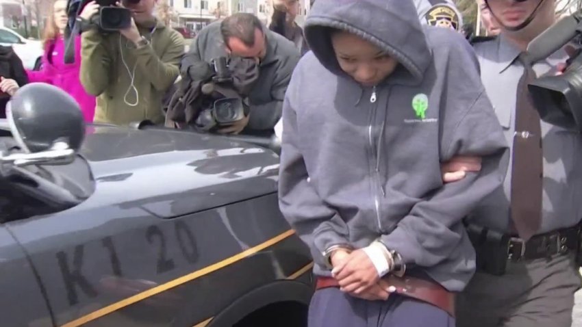 Cargos contra mujer acusada de atropellar mortalmente a patrulleros y peatón hispano