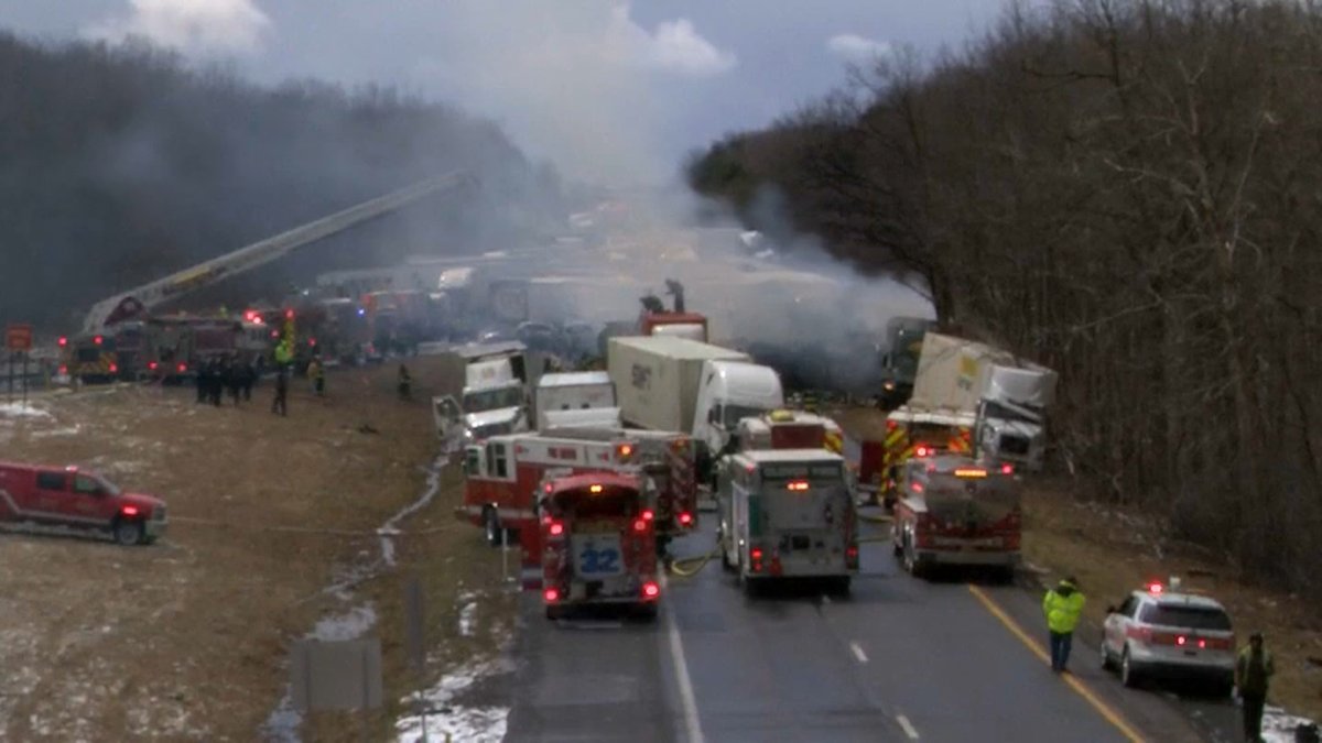Pennsylvania Accidente multivehicular, autos y camiones, tras