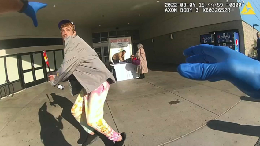 Captado en video: se abalanza con bate de béisbol contra policía fuera de un Walmart