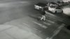 Captado en cámara: chofer de Uber corre tras su auto luego de ser baleado