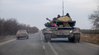 Un tanque ruso avanza cerca de la ciudad portuaria de Mariupol, Ucrania.