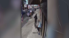 Impactante video: hispano le arrebata el arma a asaltante y luego lo persigue