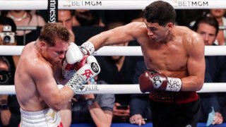 Dmitry Bivol (d) de Rusia en acción contra Saul 'Canelo' Alvarez (i) de México.