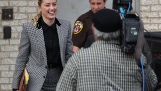 La actriz Amber Heard abandona el juzgado del condado de Fairfax durante su caso de difamación presentado por su exesposo Johnny Depp el 24 de mayo de 2022 en Fairfax, Virginia.