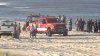 Tragedia en la playa: hermanos quedan atrapados cavando en la arena