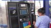 Opiniones divididas tras propuesta por suspender impuesto a la gasolina