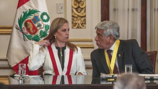 La presidenta del Congreso de Perú, María del Carmen Alva (I).