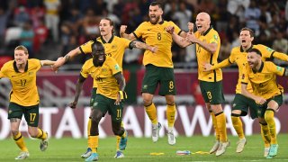 Los jugadores de Australia celebran su pase a la Copa Mundial Catar 2022.