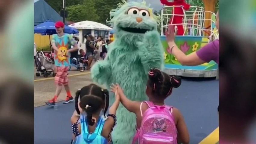 Sesame Place se disculpa por experiencia con niñas en su parque