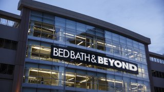 El director de finanzas de Bed Bath & Beyond cayó y murió de un edificio en Manhattan, según las autoridades.