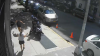 Video: lucha contra ladrones motorizados que intentan asaltarla en plena calle