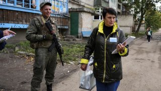Ucranianos votaron en polémicos referendos orquestados desde el Kremlin.