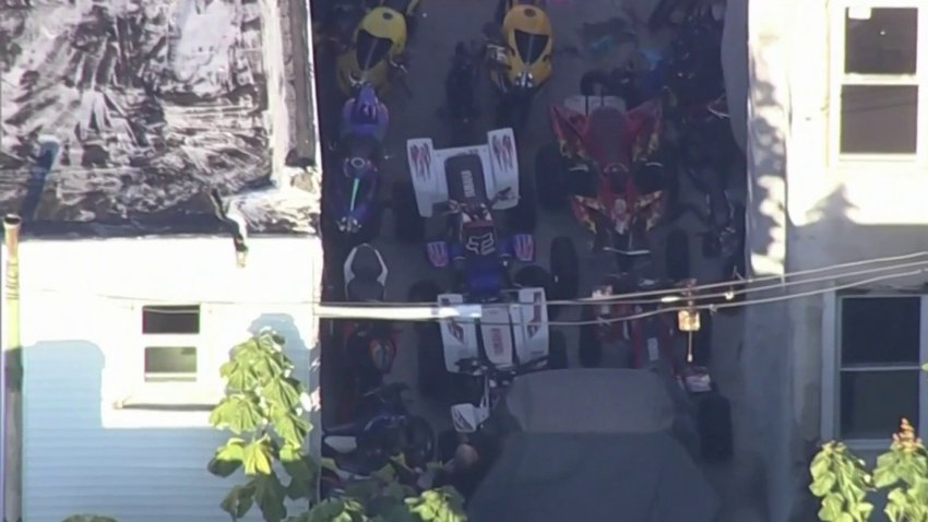 Motos, perros y hasta gallinas: desmantelan supuesta casa de banda criminal