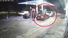 Violenta emboscada con armas largas para robarle el auto a sujeto echando gasolina