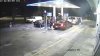 Violenta emboscada con armas largas para robarle el auto a sujeto echando gasolina