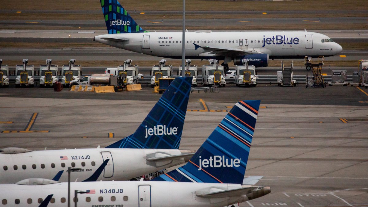 Man accused of threatening woman on flight from New York to Utah with knife – NBC Los Angeles