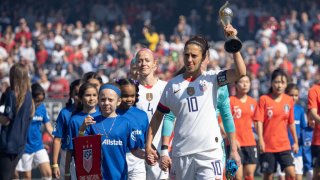 Carli Lloyd, una de las integrantes de la selección de Estados Unidos, en el inicio de un partido amistoso en Chicago, en el 2019.