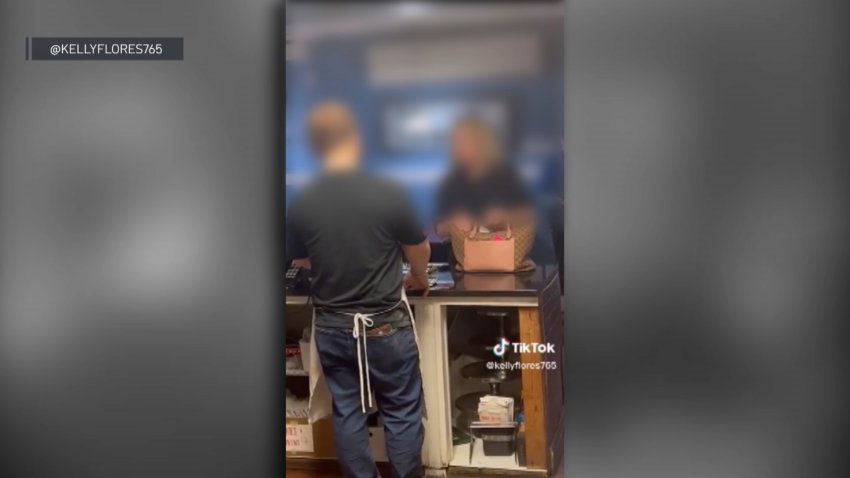 En video: clienta arremete verbalmente contra trabajador por tener la tv en español en una pizzería