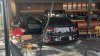 En video: auto se estrella contra un Starbucks y termina dentro del establecimiento